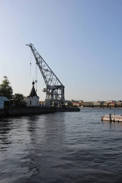 Gros Plan Sur Une Grue Flottante Sur Rivière Vue Depuis — Photo