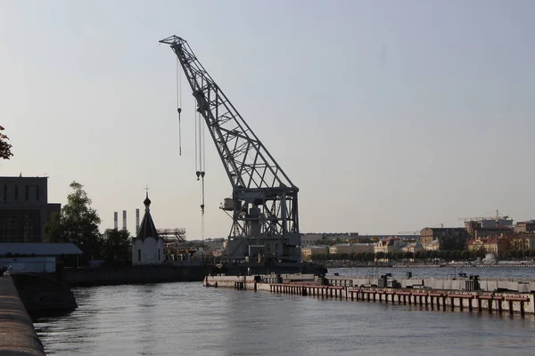 Close Floating Crane River View Embankment — Stock Photo, Image