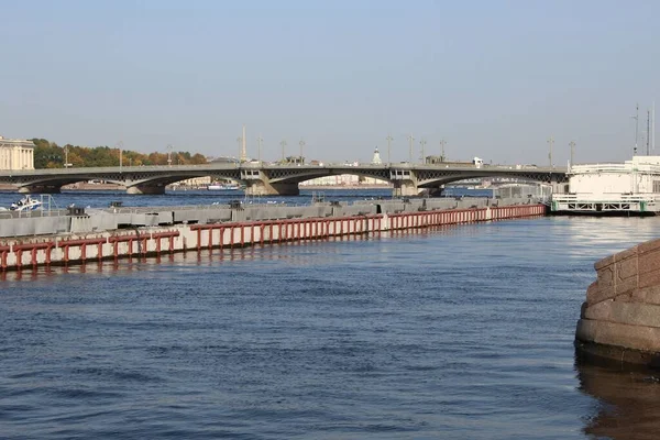 Vista Dalla Banchina Fino All Ormeggio Sul Fiume Città — Foto Stock