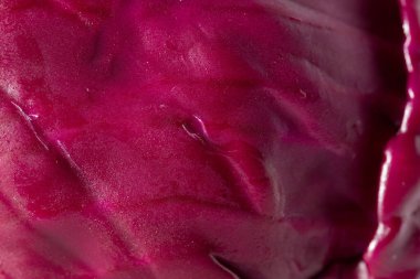 Kırmızı lahana kralının yakın plan (makro çekim) doğal bir bordo arka plan veya doku olarak