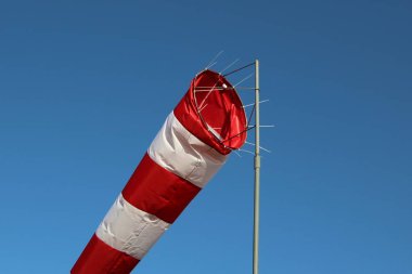 Mavi gökyüzüne karşı rüzgarlığın yakın çekimi 