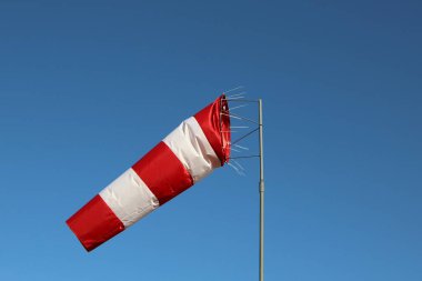 Mavi gökyüzüne karşı rüzgarlığın yakın çekimi 