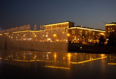 Şehir Işıkları Çeşme Jetleri Arasında