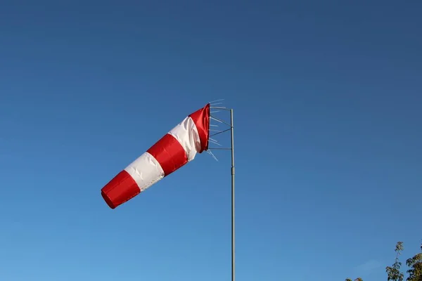 Großaufnahme Der Windsack Gegen Den Blauen Himmel — Stockfoto