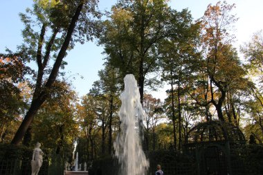 Fıskiyenin fıskiyesinin güneş batarken sonbahar şehir parkındaki yakın çekimi.