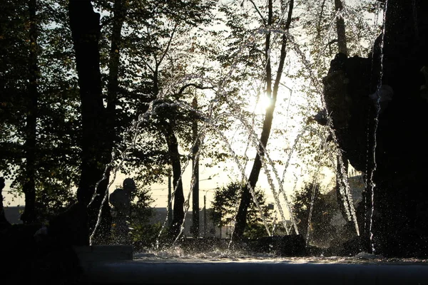 Nahaufnahme Von Fontänen Und Spritzern Sonnenuntergang Herbstlichen Stadtpark — Stockfoto