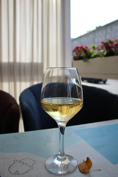 Szklanka Białego Wina Stole Tarasowym Kawiarni — Zdjęcie stockowe