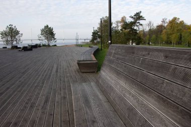 Ekim sabahının erken saatlerinde terk edilmiş dinlenme alanındaki park banklarına yakın çekim