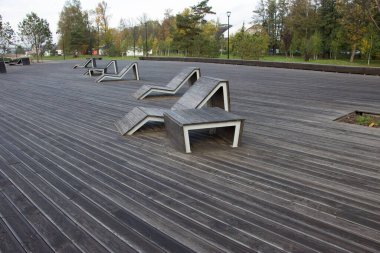 Ekim sabahının erken saatlerinde rıhtımda park bankları olan terk edilmiş dinlenme alanı manzarası