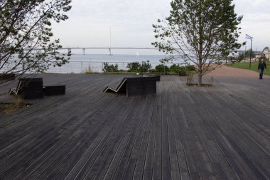 Rıhtım manzaralı park bankında.