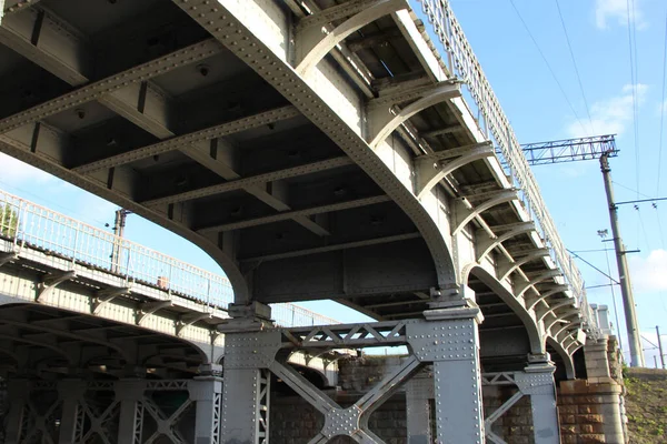 Vista Baixo Vão Lateral Parte Única Ponte Ferroviária Fragmento Tripla — Fotografia de Stock