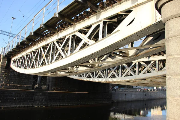 Demiryolu Köprüsünün Merkezi Açıklığına Yakın Çekim Tarlalar Eğimli Tarafla Aşağı — Stok fotoğraf