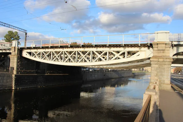 Close Vão Central Ponte Ferroviária Com Fazendas Voltadas Para Baixo — Fotografia de Stock