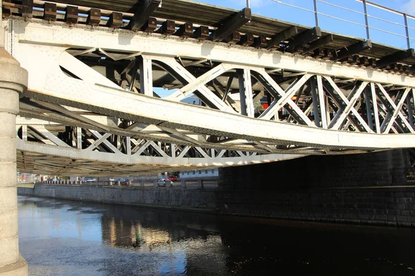 Zbliżenie Środkowej Rozpiętości Mostu Kolejowego Gospodarstwami Skierowanymi Dół Zakrzywioną Stroną — Zdjęcie stockowe