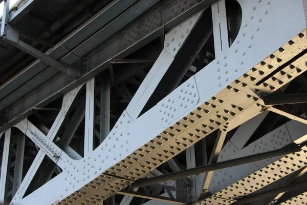 Крупный План Фрагмента Центрального Пролета Железнодорожной Мостовой Железной Дороги Железнодорожного — стоковое фото