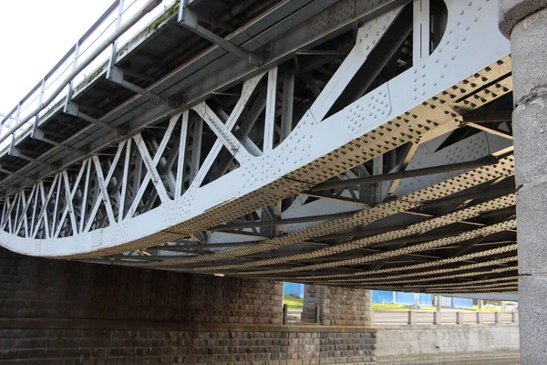 Die Mittlere Spannweite Der Eisenbahnbrücke Mit Den Höfen Die Mit — Stockfoto