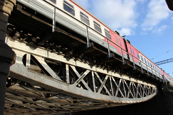 Närbild Centralspännvidden Järnvägsbron Med Gårdarna Vända Nedåt Med Den Böjda — Stockfoto