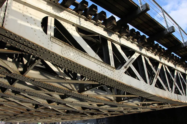 Крупный План Фрагмента Центрального Пролета Железнодорожного Моста Фермами Обращенными Вниз — стоковое фото