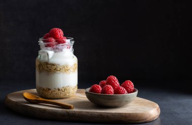 Sağlıklı vejetaryen kahvaltısı, müsli ve ahududu ile birlikte, arka planda fotokopi alanı ile birlikte.