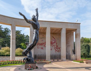 Colleville sur Mer, Fransa - 6 Mayıs 2019: Normandiya 'daki Colleville sur Mer kasabası yakınlarındaki Normandiya Amerikan Mezarlığı ve Anıtı. Mezarlık 9387 Amerikan askerinin mezarlarını içeriyor. 