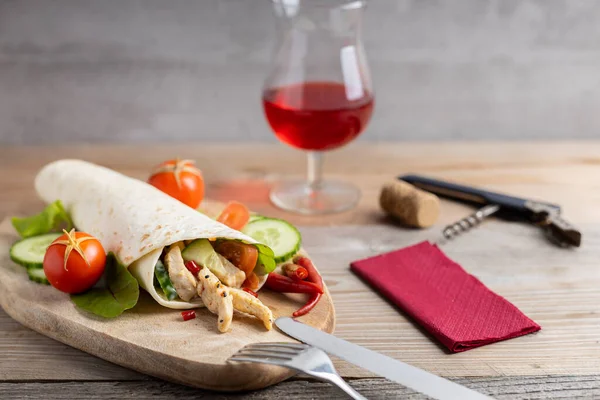 Galinha Doner Kebab Com Legumes Frescos Uma Mesa Madeira Com — Fotografia de Stock