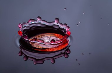 Kırmızı renkli su damlası bir Euro ve İngiliz gölet sterlinine sıçrıyor.