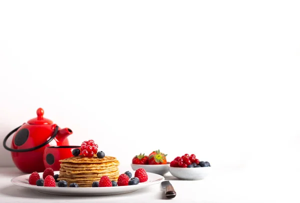 Pila Pancake Con Frutta Fragole Mirtilli Lamponi — Foto Stock