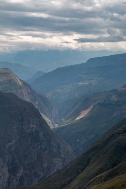 Peru 'nun kuzeyindeki Chachapoyas şehrinin yakınındaki Sonche Kanyonu manzarası