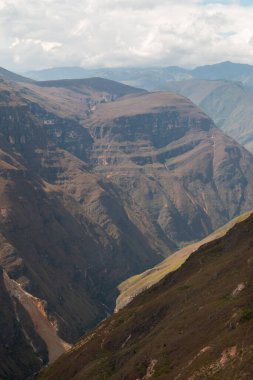 Peru 'nun kuzeyindeki Chachapoyas şehrinin yakınındaki Sonche Kanyonu manzarası