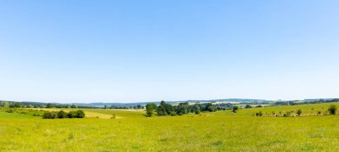 Yaz mevsiminde kırsal alan, güzel bir günde tarım arazileri..