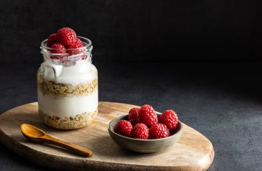 Sağlıklı vejetaryen kahvaltısı, müsli ve ahududu ile birlikte, arka planda fotokopi alanı ile birlikte.