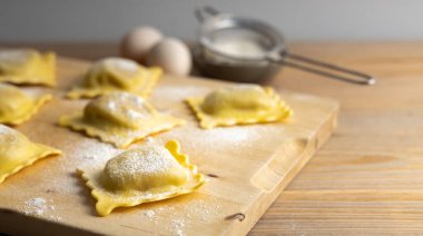 Tahta üzerinde organik malzemelerle yapılan ev yapımı tortellini. .