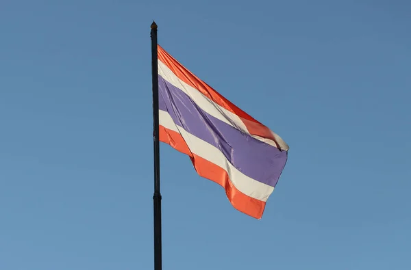 Parlak Mavi Arka Planda Tayland Bayrağı Rüzgarla Savruldu — Stok fotoğraf