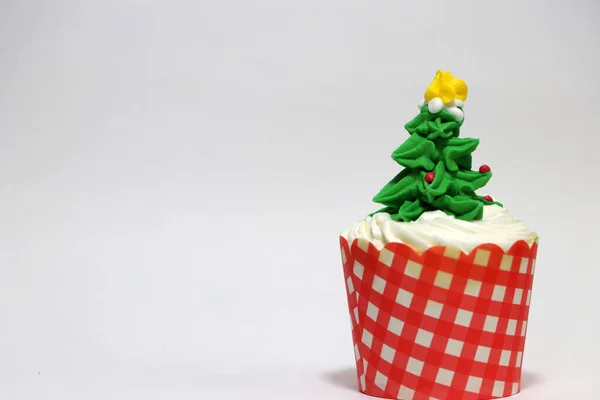白色背景的圣诞树装饰的圣诞纸杯蛋糕 — 图库照片