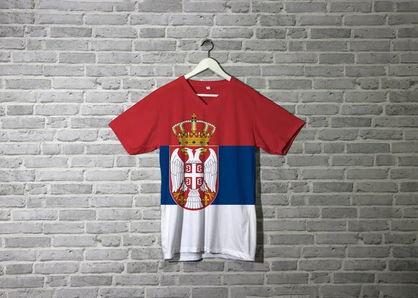Sérvia Bandeira Camisa Pendurado Parede Com Papel Parede Padrão Tijolo — Fotografia de Stock