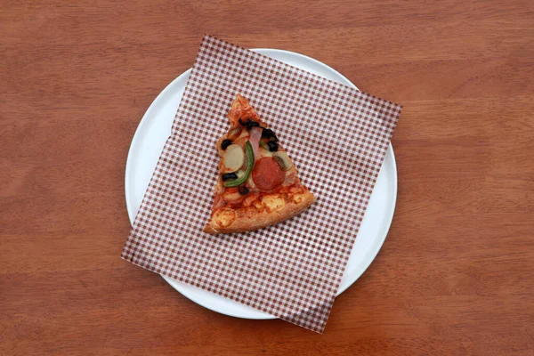 Kawałek Trójkąta Pizza Miejsce Brunatnym Papierze Szkockiej Białym Okrągłym Talerzu — Zdjęcie stockowe