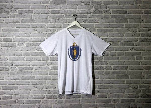 Bandeira Massachusetts Camisa Pendurado Parede Com Papel Parede Padrão Tijolo — Fotografia de Stock