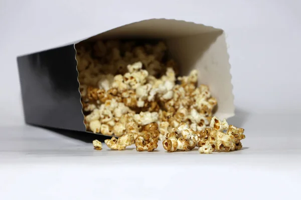 Oogsten Van Chocolade Karamel Popcorn Van Papieren Doos Witte Vloer — Stockfoto