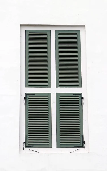 Zielone Drewniane Okno Białej Ścianie Kolonialny Styl Okna Budynku Retro — Zdjęcie stockowe