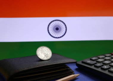 Hindistan 'ın siyah cüzdanı, kurşun kalem ve hesap makinesinde Hindistan bayrağı arkaplanından bir rupi. Finans veya para birimi kavramı.