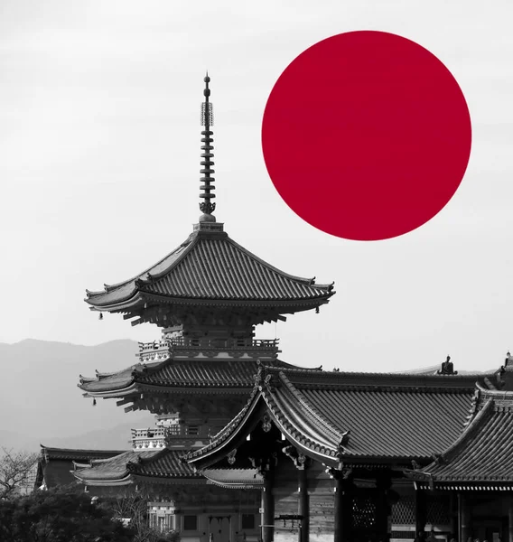 日本国旗的红色圆圆的太阳在宝塔旁边的天空中 在清水寺的三层屋顶上 这座庙宇是教科文组织京都古城世界遗产遗址的一部分 — 图库照片
