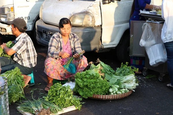 Yangon Myanmar Února 2019 Pouliční Prodejci Zeleniny Prodávající Produkty Silnicích — Stock fotografie