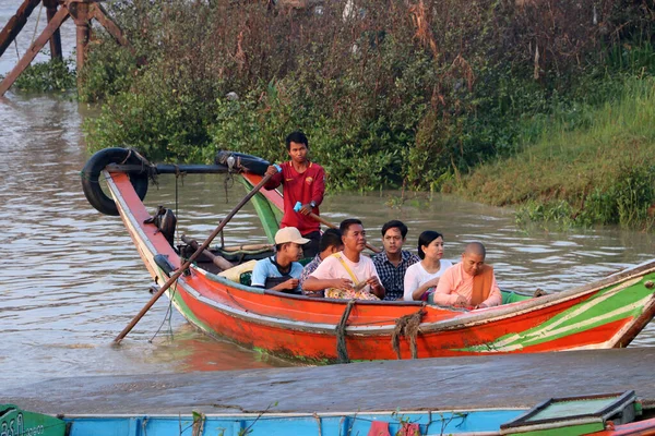 Yangon Μιανμάρ Φεβρουάριος 2019 Μιανμάρ Παραδοσιακό Φέρρυ Μποτ Που Προσγειώνεται — Φωτογραφία Αρχείου