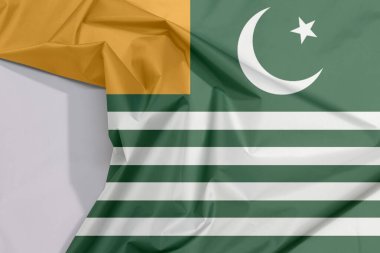 Kumaş Azad Kashmir bayraklı krep ve beyaz alanlı kat kat. Dört beyaz çizgili yeşil arkaplan; bir altın kanton ve bir yıldız ve hilal.