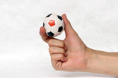 Mini futbol topu elinde ve futbolun bir siyah noktası da Çin bayrağı, beyaz arka planda iki parmağınla tut. Spor kavramı ya da ele alınan oyun ya da küçük mesele.