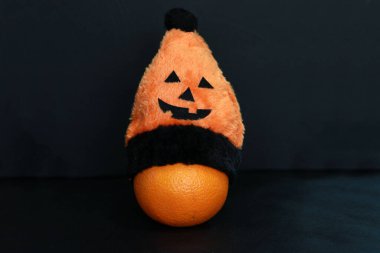 Meyve olan portakallar, cadılar bayramı şapkasının turuncu rengini giyerler..