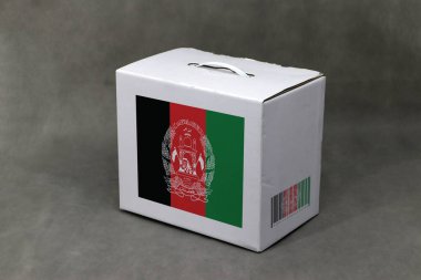 Afganistan bayrağı beyaz kutuda barkodlu ve ulus bayrağı renginde. Afganistan 'dan ihracat ticareti kavramı, kağıt ambalaj ürünleri.