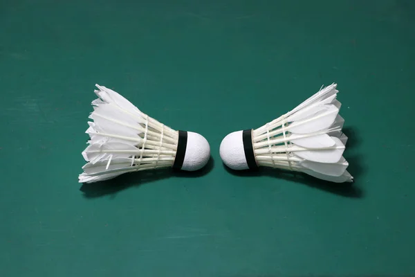 Dois Shuttlecocks Usados Chão Verde Quadra Badminton Com Cabeça Outro — Fotografia de Stock