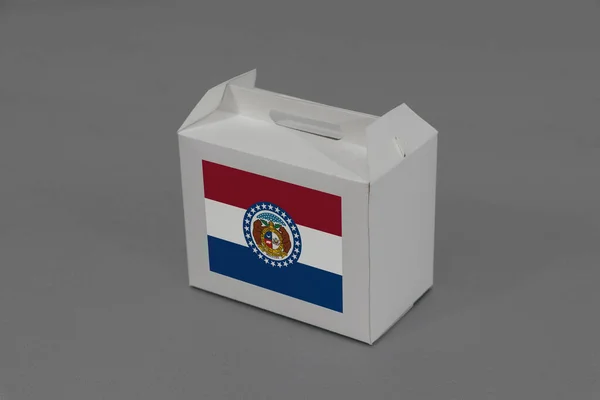 密苏里国旗挂在灰色背景的白色盒子上 密苏里州出口贸易的概念 纸包装产品 — 图库照片