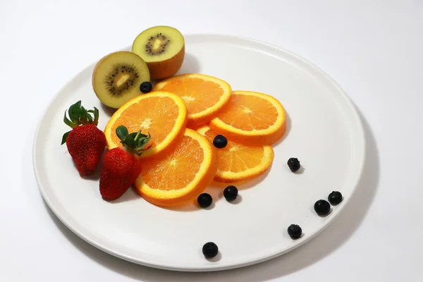 Die Dünnen Runden Orangenscheiben Stapeln Sich Zusammen Mit Erdbeere Kiwi — Stockfoto